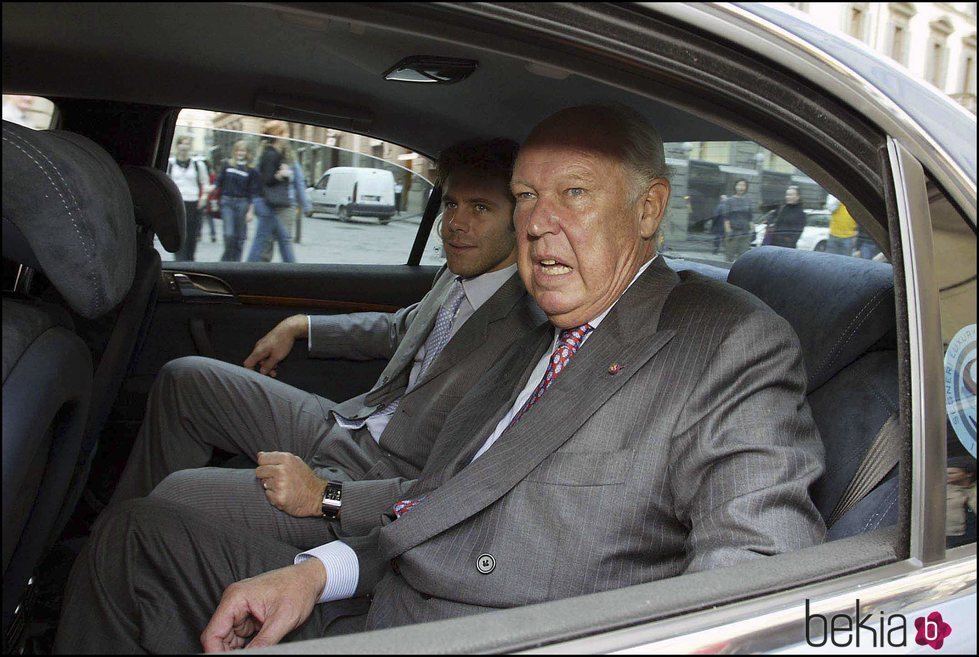 Víctor Manuel de Saboya junto a su hijo montados en un coche en Florencia