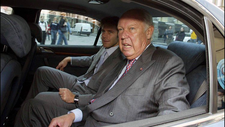 Víctor Manuel de Saboya junto a su hijo montados en un coche en Florencia