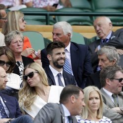 Gerard Piqué muy contento junto a Carole Middleton en Wimbledon 2018