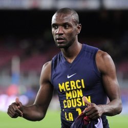 Éric Abidal con una camiseta agradeciendo el trasplante a su primo