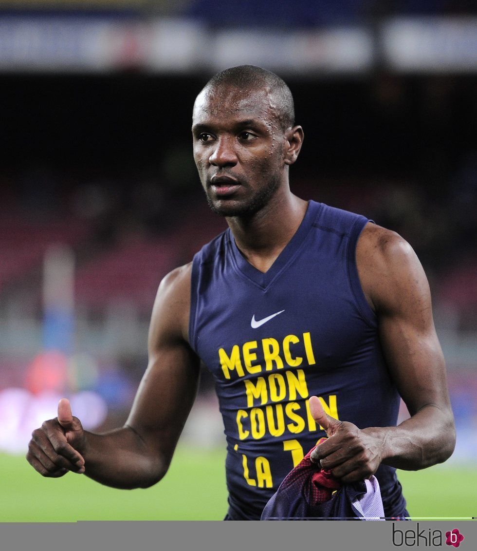 Éric Abidal con una camiseta agradeciendo el trasplante a su primo