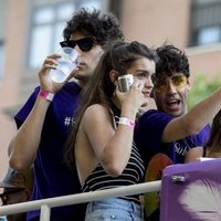 Amaia, Aitana, Javier Calvo y Javier Ambrossi en la carroza de Netflix en el Orgullo 2018