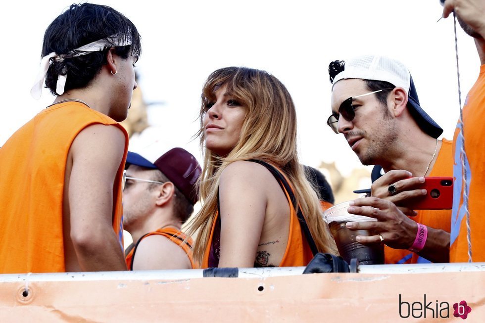 Blanca Suárez, Mario Casas y Óscar Casas en una carroza durante el desfile del Orgullo 2018