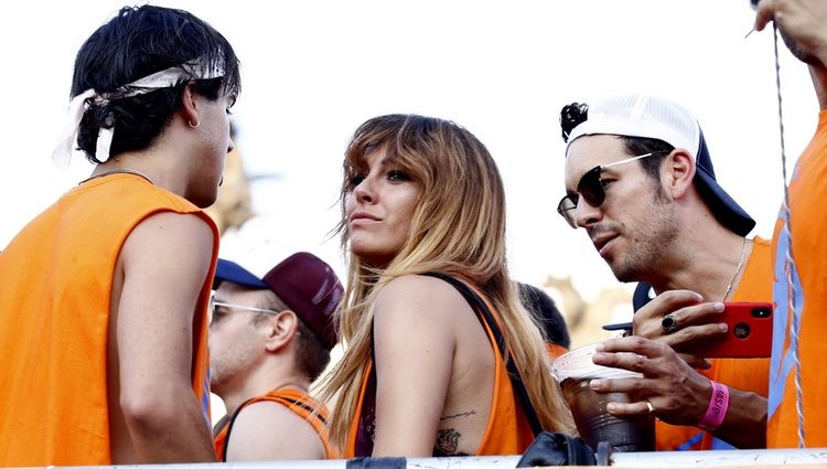 Blanca Suárez, Mario Casas y Óscar Casas en una carroza durante el desfile del Orgullo 2018