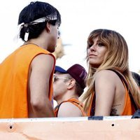 Blanca Suárez, Mario Casas y Óscar Casas en una carroza durante el desfile del Orgullo 2018