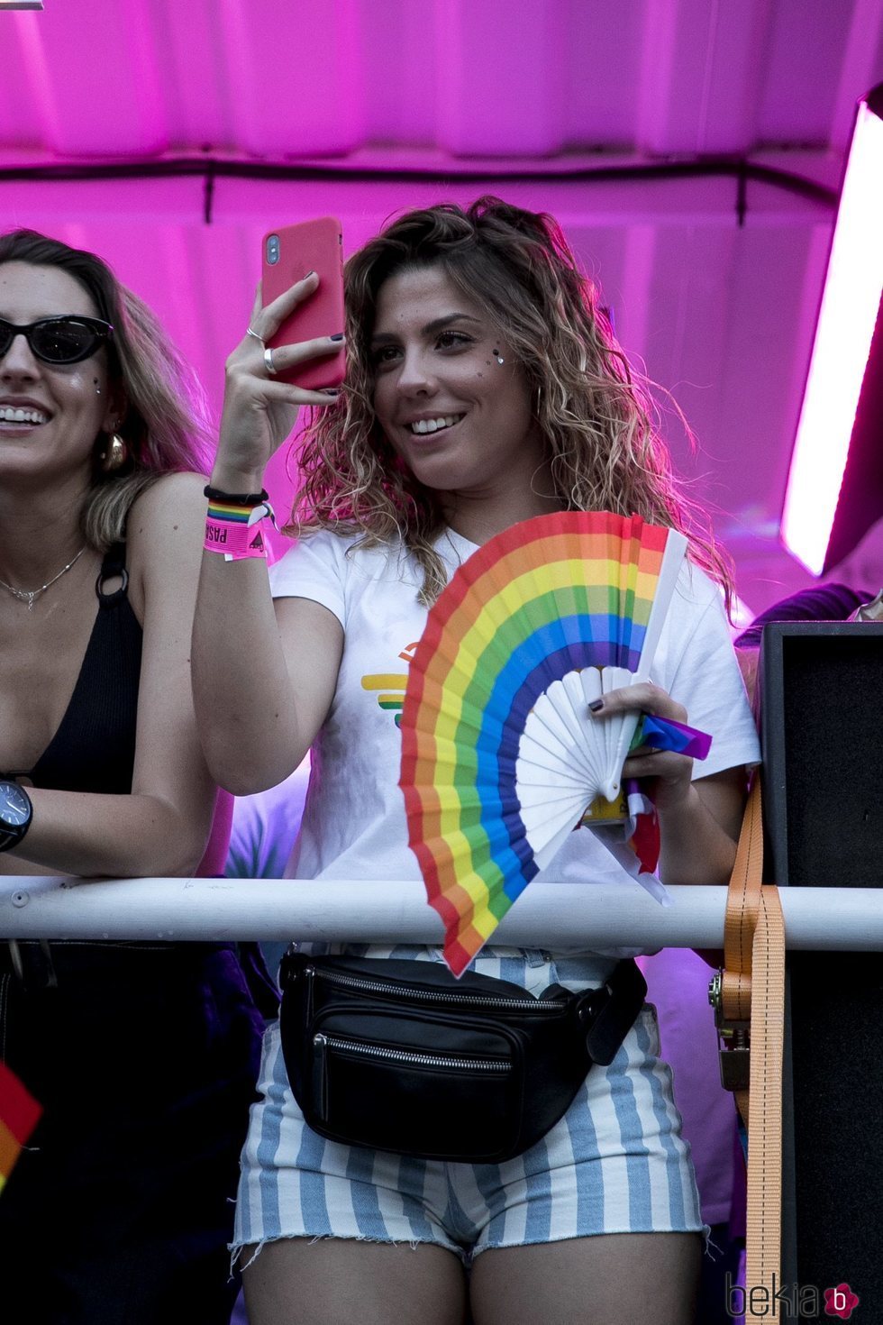 Miriam Rodríguez muy sonriente en la carroza de 'Vis a Vis' en el Orgullo 2018