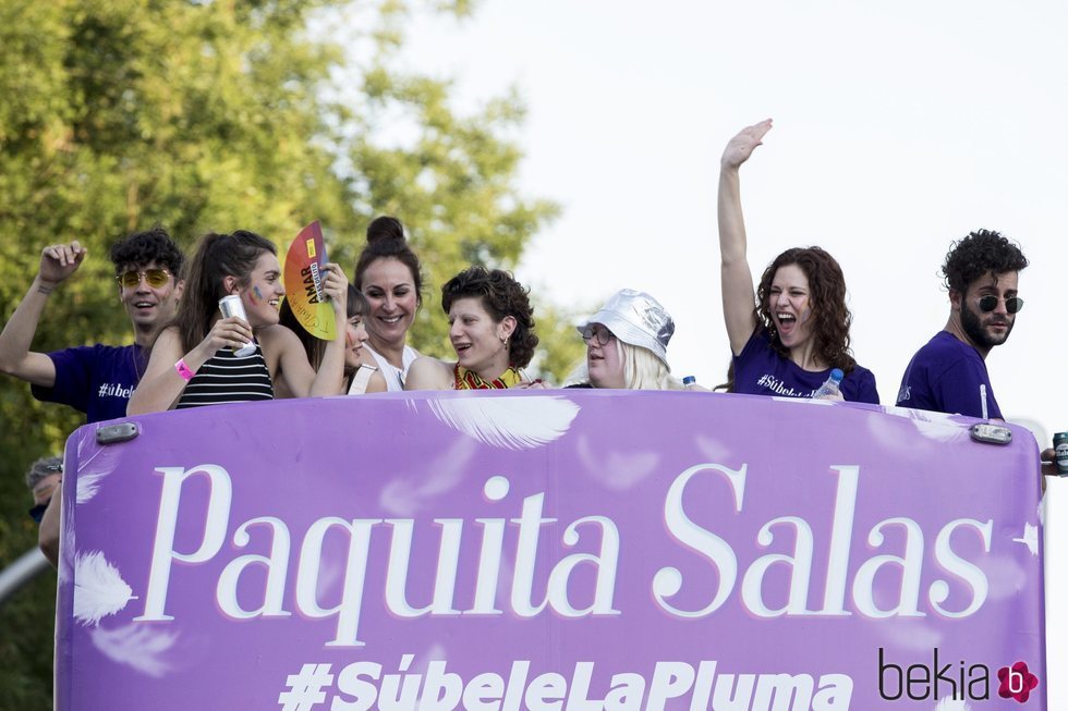 Amaia Romero, Javier Ambrossi, Ana Milán, Aitana y Lidia San José en la carroza de Netflix en el desile del Orgullo 2018