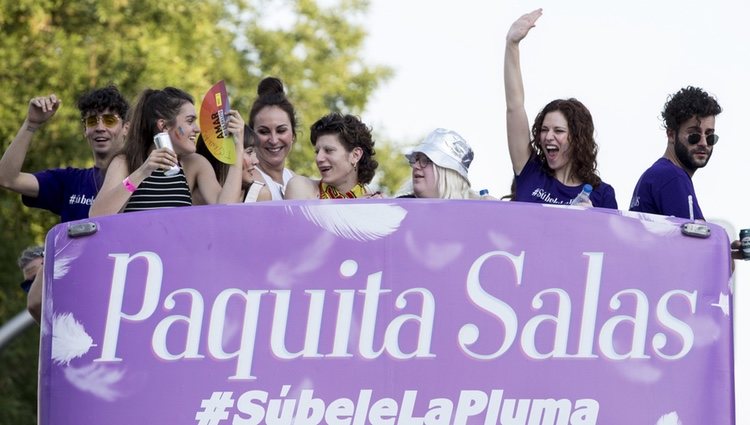 Amaia Romero, Javier Ambrossi, Ana Milán, Aitana y Lidia San José en la carroza de Netflix en el desile del Orgullo 2018