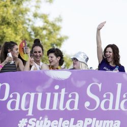 Amaia Romero, Javier Ambrossi, Ana Milán, Aitana y Lidia San José en la carroza de Netflix en el desile del Orgullo 2018