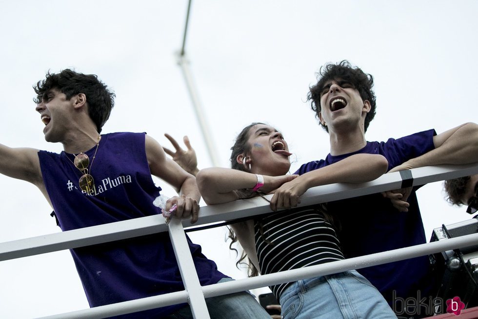 Javier Ambrossi, Amaia Romero y Javier Calvo en el desfile del Orgullo 2018