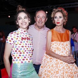 Ágatha Ruiz de la Prada y su hija Cósima con Luis Miguel Rodríguez 'El Chatarrero' en el desfile de la diseñadora de la Madrid Fashion Week