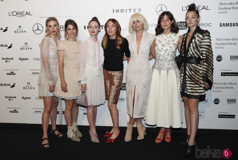 Teresa Helbig con Lulu Figueroa, Ruth Llopis, Elena Rivera, Verónica Echegui, Iria del Río y Ana Rujas en el front row de Teresa Helbig en Madrid Fashion W