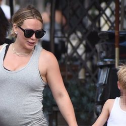 Hilary Duff luce barriguita junto a su hijo Luca