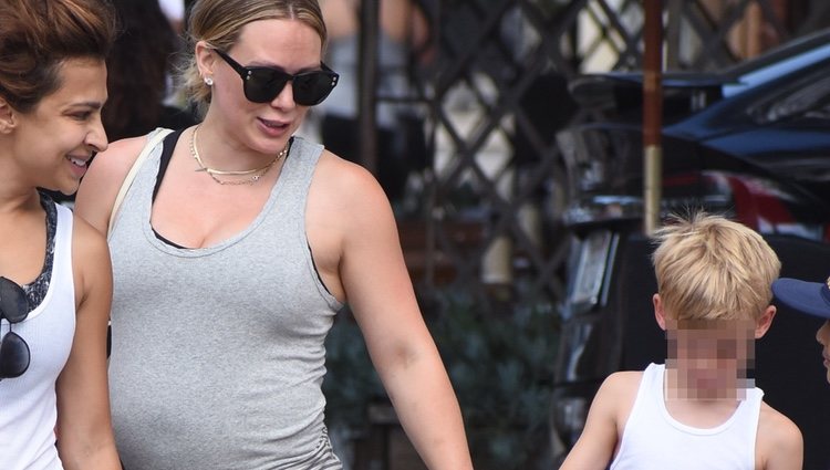 Hilary Duff luce barriguita junto a su hijo Luca