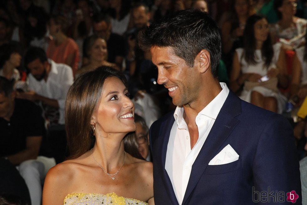 Ana Boyer y Fernando Verdasco sonrientes  en el front row de Pedro del Hierro en Madrid Fashion Week primavera/verano 2019