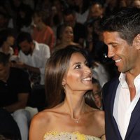 Ana Boyer y Fernando Verdasco sonrientes  en el front row de Pedro del Hierro en Madrid Fashion Week primavera/verano 2019