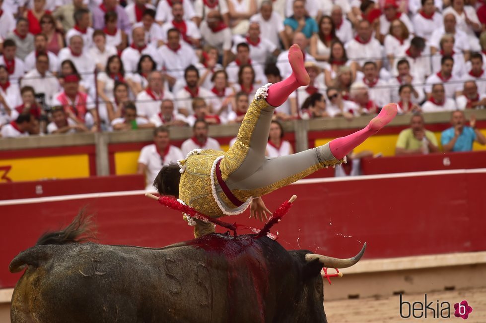 Gonzalo Caballero, volteado por un toro en Pamplona