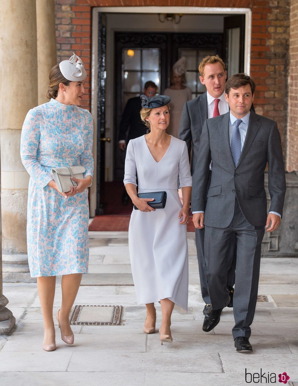 Lucy Middleton, Hannah y Robert Carter y Harry Aubrey-Fletcher en el bautizo del Príncipe Luis