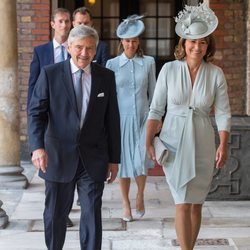 Michael y Carole Middleton, Pippa Middleton y James Matthews en el bautizo del Príncipe Luis