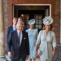 Michael y Carole Middleton, Pippa Middleton y James Matthews en el bautizo del Príncipe Luis