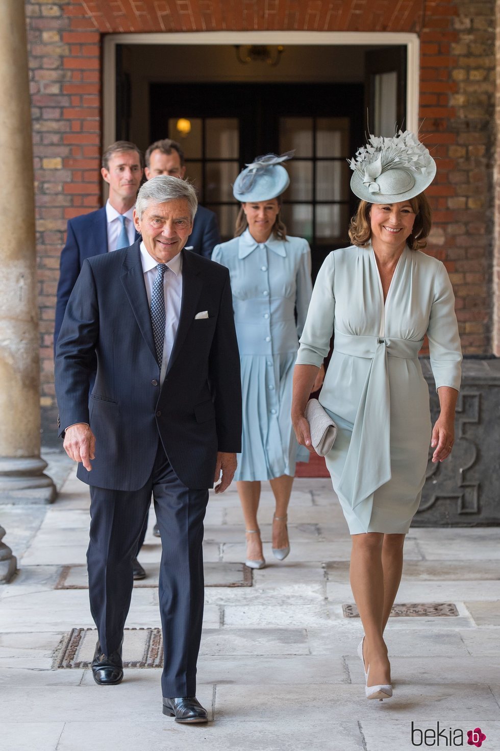 Michael y Carole Middleton, Pippa Middleton y James Matthews en el bautizo del Príncipe Luis