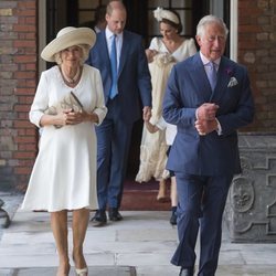 El Príncipe Carlos, Camilla Parker, el Príncipe Guillermo y Kate Middleton en el bautizo del Príncipe Luis