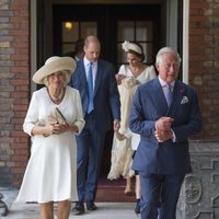 El Príncipe Carlos, Camilla Parker, el Príncipe Guillermo y Kate Middleton en el bautizo del Príncipe Luis