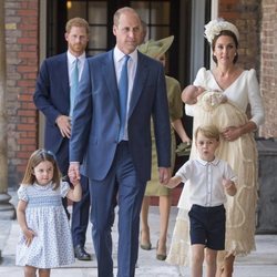 El Príncipe Guillermo y Kate Middleton con sus hijos en el bautizo del Príncipe Luis