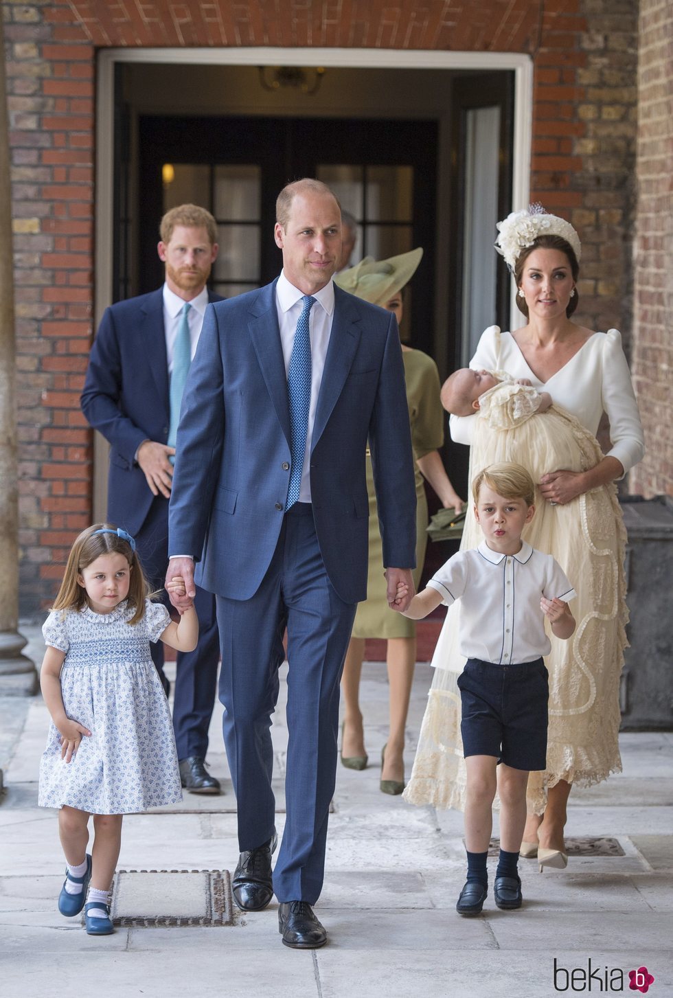 El Príncipe Guillermo y Kate Middleton con sus hijos en el bautizo del Príncipe Luis