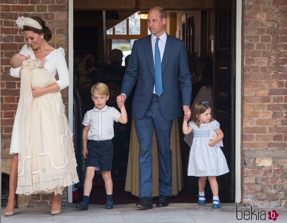 Los Duques de Cambridge y sus hijos Jorge, Carlota y Luis en el bautizo del Príncipe Luis