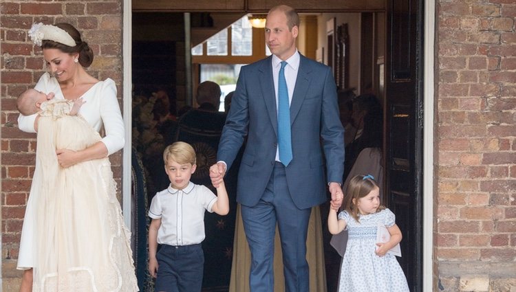 Los Duques de Cambridge y sus hijos Jorge, Carlota y Luis en el bautizo del Príncipe Luis