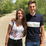 Marta verona al lado de su hermano, ciclista profesional