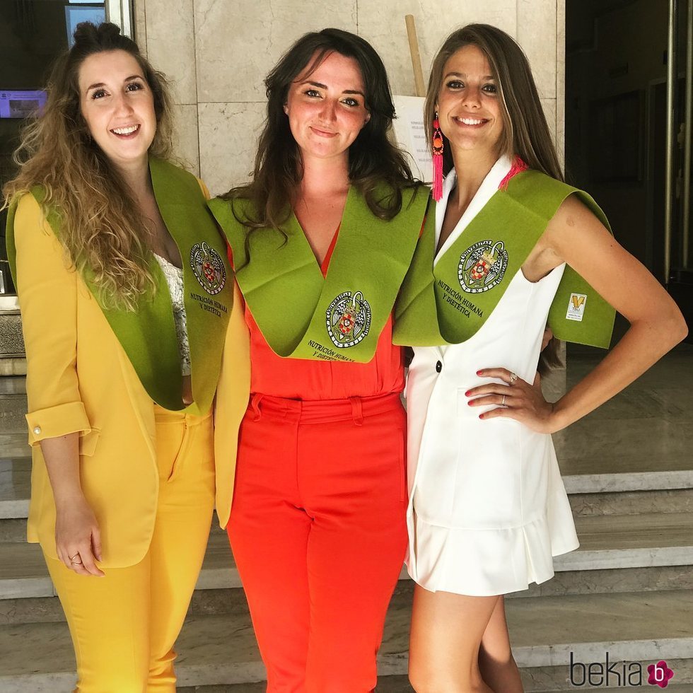 Marta Verona celebrando su graduación en Nutrición y Dietética