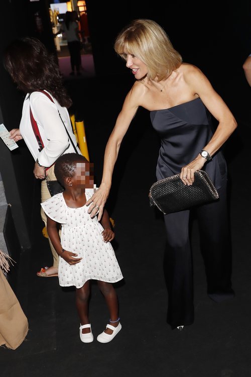 Susanna Griso agarrando la mano a su hija en la Madrid Fashion Week