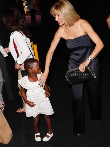 Susanna Griso agarrando la mano a su hija en la Madrid Fashion Week