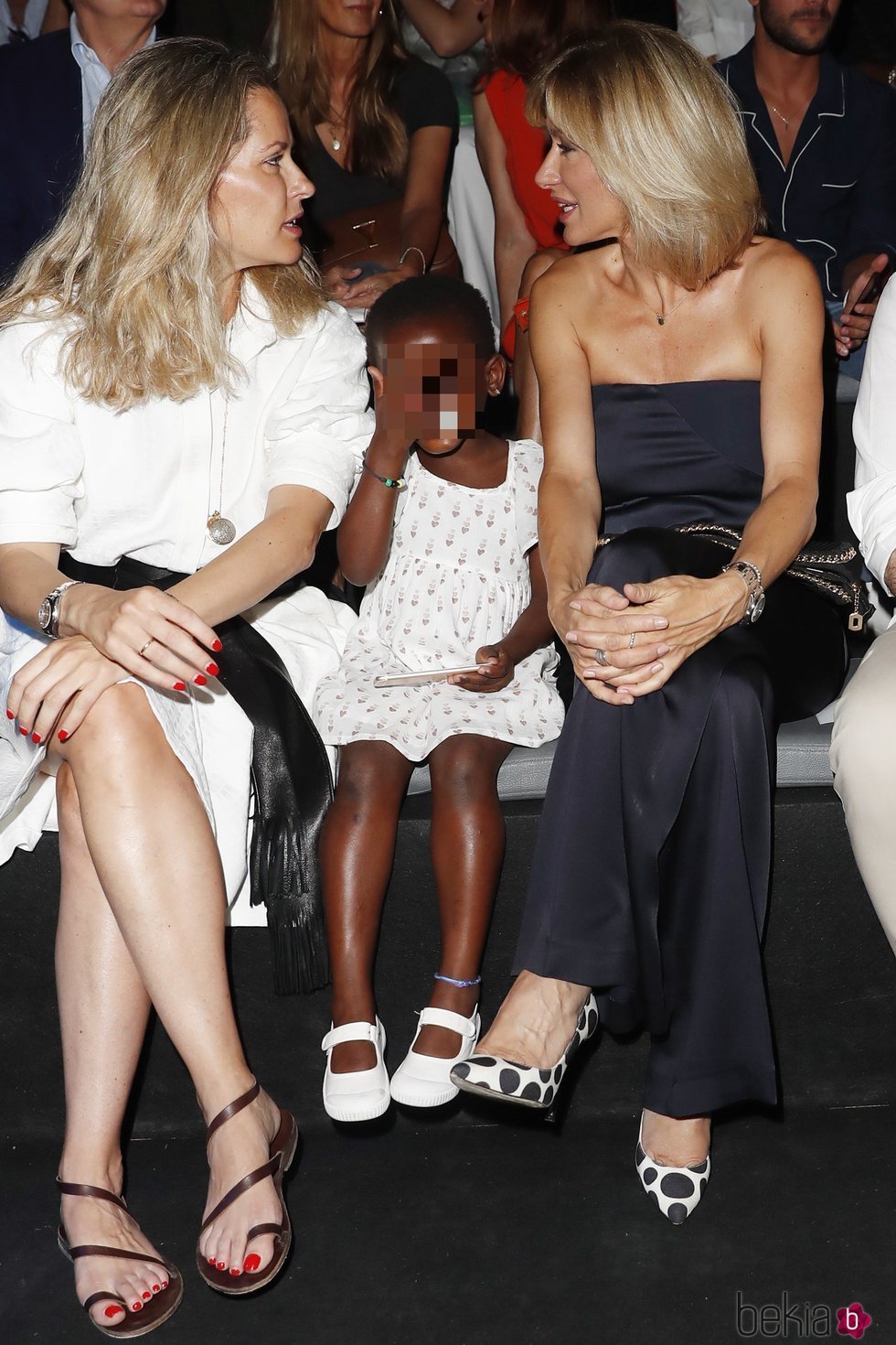 Susanna Griso charlando con una amiga y al lado de su hija en uno de los desfiles de la Madrid Fashion Week