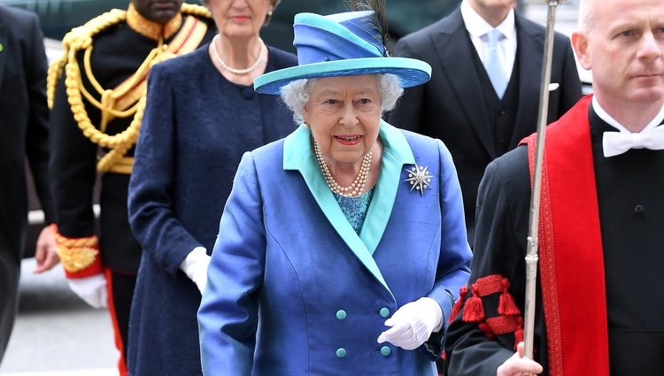 La Reina Isabel en la celebración del centenario de la RAF