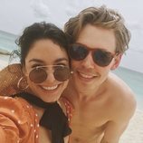 Vanessa Hudgens y Austin Butler durante unas vacaciones