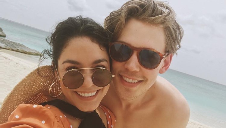 Vanessa Hudgens y Austin Butler durante unas vacaciones