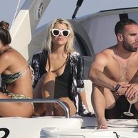 Daniel Carvajal con un grupo de amigos en Ibiza