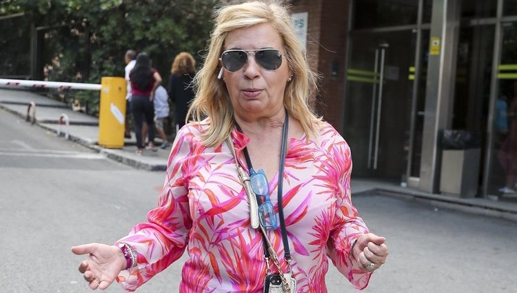 Carmen Borrego llegando al hospital a visitar a Terelu tras su operación