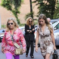 Carmen Borrego y su hija Carmen Almoguera llegando al hospital para visitar a Terelu