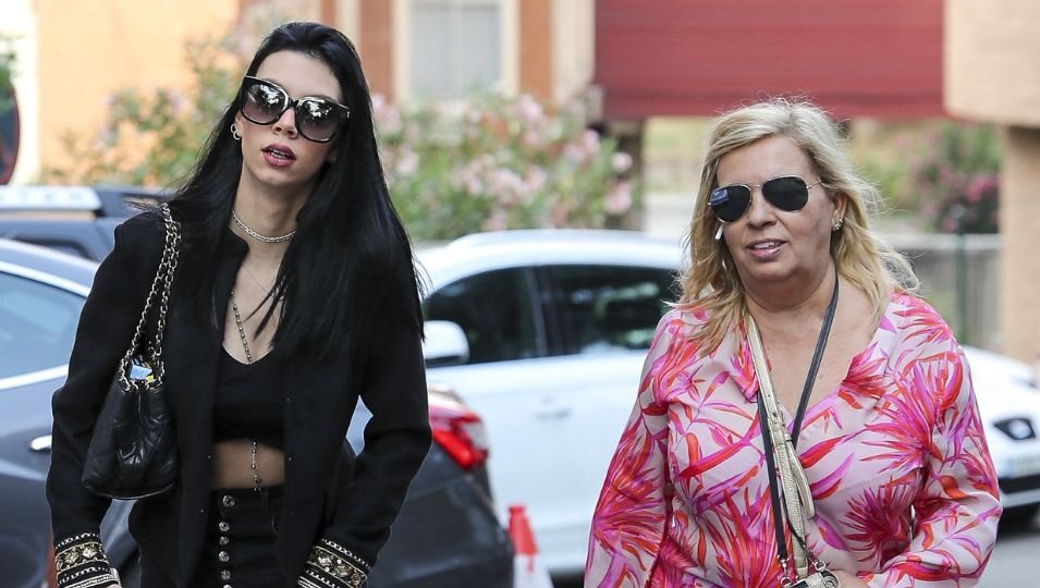 Carmen Borrego y Alejandra Rubio llegando al hospital donde ha sido operada Terelu