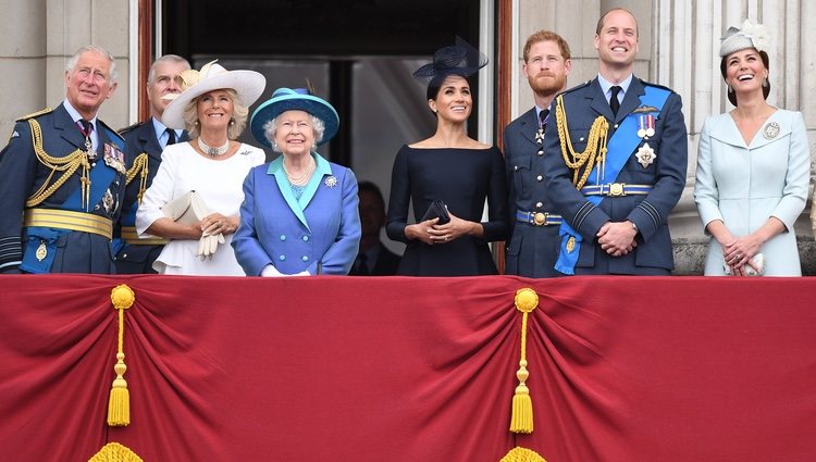 La Reina Isabel, el Príncipe Carlos, Camilla Parker, el Príncipe Guillermo y Kate Middleton y los Duques de Sussex celebran el 100 aniversario de la RAF