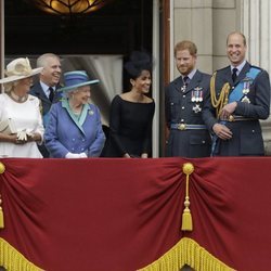 La Familia Real Británica riéndose en las celebraciones de los 100 años de la RAF