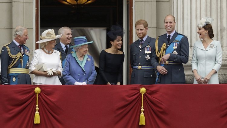 La Familia Real Británica riéndose en las celebraciones de los 100 años de la RAF