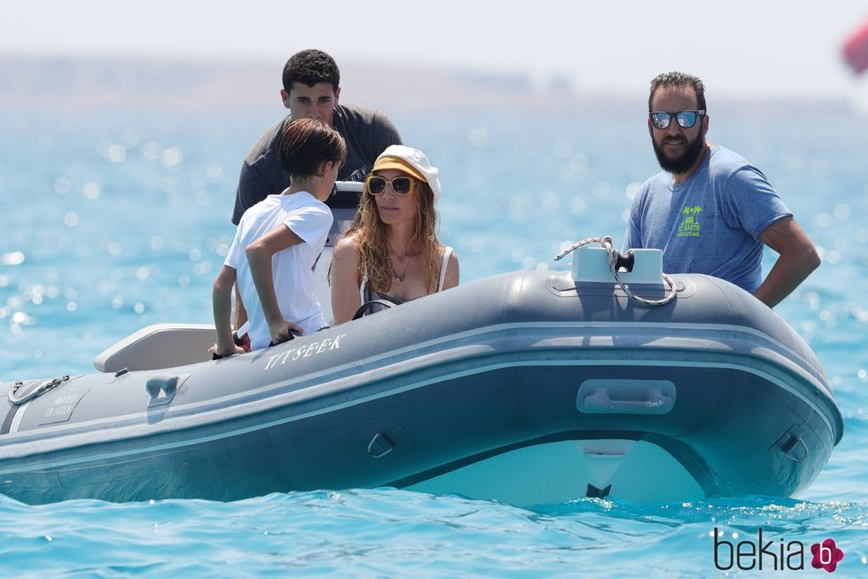 Borja Thyssen, Blanca Cuesta y su hijo en una embarcación en Ibiza