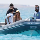 Borja Thyssen, Blanca Cuesta y su hijo en una embarcación en Ibiza