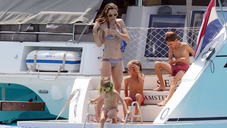 Blanca Cuesta y tres de sus hijos disfrutando de un baño en las aguas de Ibiza