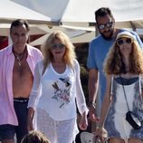 La Baronesa Thyssen, Manuel Segura, Borja Thyssen y Blanca cuesta de paseo por Ibiza